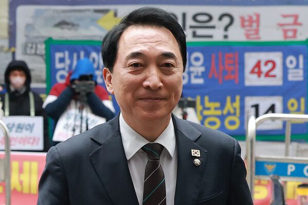 &nbsp;6·3 지방선거 충남도지사에 도전하는 더불어민주당 수석대변인&nbsp;박수현&nbsp;의원이 지난달 24일 서울 영등포구 여의도 더불어민주당 중앙당사에서 열린 광역단체장 후보 면접에 참석하고 있다. [사진=연합뉴스]