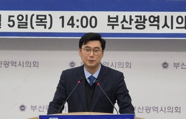 이경민 전 영도구의회 의장이 5일 오후 부산시의회에서 영도구청장 출마를 선언했다.[사진=정하룡 기자]