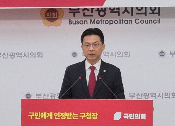 박중묵 부산시의원이 5일 부산시의회에서 동래구청장 출마를 선언하고 있다.[사진=정하룡 기자]