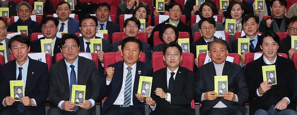 김남준 전 청와대 대변인이 2일 인천 계양구 경인교육대학교에서 열린 '쉬운 정치, 김남준' 북콘서트에서 더불어민주당 정청래 대표, 한병도 원내대표 등 참석자들과 기념 촬영하고 있다. 2026.3.2 [사진=연합뉴스]