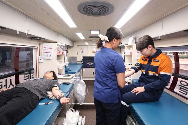 포항제철소 직원이 헌혈 행사에 참여하고 있다. / 사진=포스코