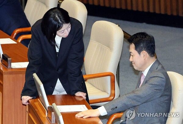 국민의힘 장동혁 대표와&nbsp;배현진&nbsp;의원이 26.02.09 국회에서 열린 2월 임시국회 본회의에서 대화하고 있다. [사진=연합뉴스]