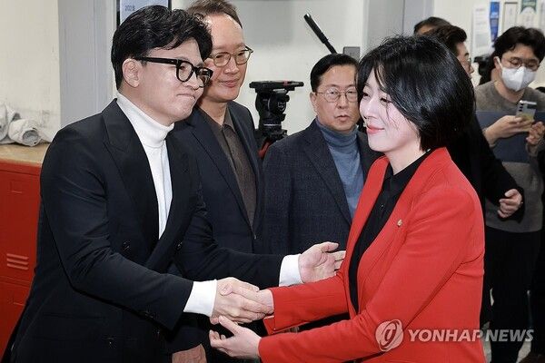 국민의힘 배현진 의원이 13일 국회 소통관에서 당 중앙윤리위원회가 배 의원에 대해 당원권 정지 1년 처분을 내린 것과 관련해 기자회견하기 앞서&nbsp;한동훈&nbsp;전 대표와 인사하고 있다. [사진=연합뉴스]