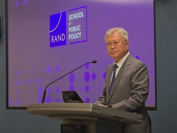 문재인&nbsp;전 대통령과 부인 김정숙 여사가 5일 오전 퇴임 후 첫 해외 일정으로 로스앤젤레스(LA)를 방문하기 위해 부산 김해공항에 도착해 차량에서 내려 귀빈실로 향하고 있다. [사진=연합뉴스]