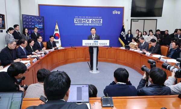 더불어민주당&nbsp;정청래&nbsp;대표가 8일 국회에서 당 대표 취임 이후 두 번째 기자회견을 열고 있다. [사진=연합뉴스]