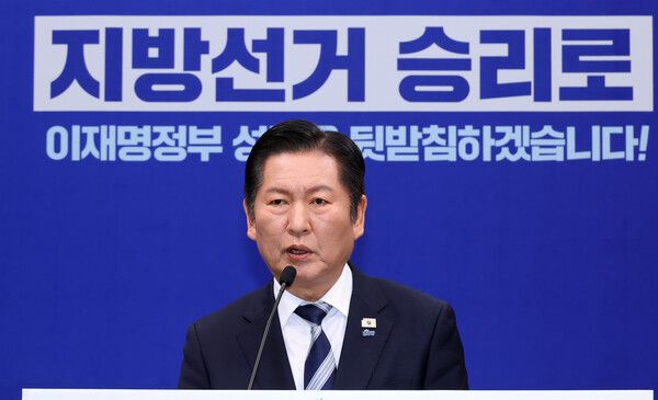 더불어민주당&nbsp;정청래&nbsp;대표가 8일 국회에서 당 대표 취임 이후 두 번째 기자회견을 열고 있다. [사진=연합뉴스]