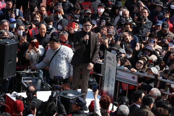 한동훈&nbsp;전 국민의힘 대표가 7일 부산 북구 구포시장을 찾아 상인들과 지지자들에게 인사를 하고 있다. [사진=연합뉴스]