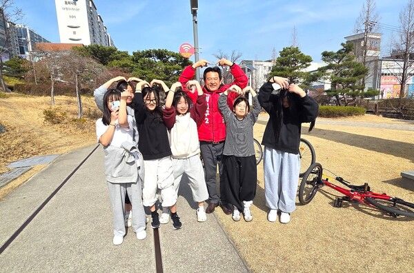 이칠구 포항시장 예비후보가 8일 포항철길숲을 방문해 아이들과 하트를 만들며 기념 촬영을 하고 있다. / 사진=이칠구 포항시장 선거 예비후보 사무실