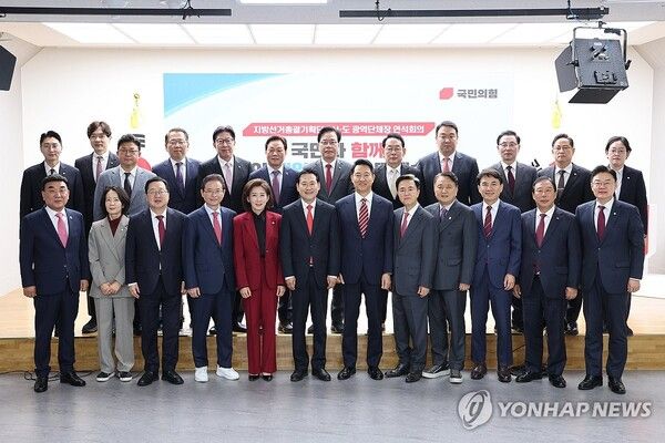 &nbsp;국민의힘&nbsp;장동혁 대표와 나경원&nbsp;지방선거총괄기획단장, 오세훈 서울시장 등 광역자치단체장들이 2025.11.12 서울 여의도 당사에서 열린 '지방선거총괄기획단-시도 광역단체장 연석회의'에서 기념촬영 하고 있다. [사진=연합뉴스]