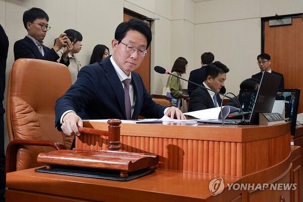 9일 국회에서 열린 대미투자특별법 처리를 위한 특별위원회 제4차 전제회의에서 위원장인 국민의힘 김상훈 의원이 한미 전략적 투자 관리를 위한 특별법안(대미투자특별법)을 상정하고 있다. 26.3.9. [사진=연합뉴스]