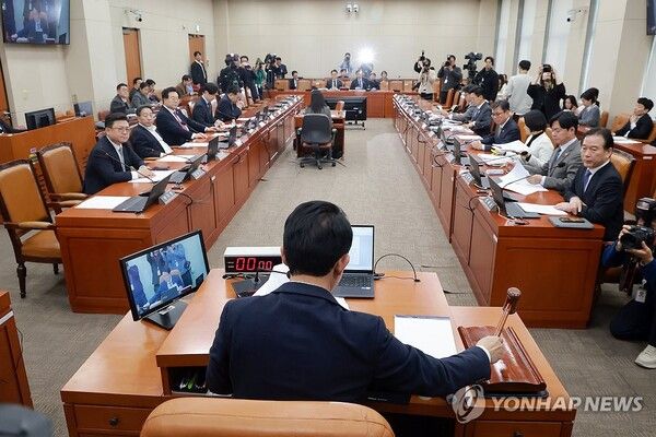 9일 국회에서 열린 대미투자특별법 처리를 위한 특별위원회 제4차 전제회의에서 위원장인 국민의힘 김상훈 의원이 한미 전략적 투자 관리를 위한 특별법안(대미투자특별법)을 의결하고 있다. 2026.3.9 [사진=연합뉴스]