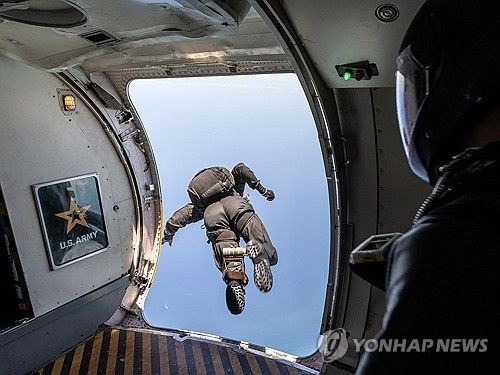 항공기에서 뛰어내리는 미 공수대원&nbsp;[사진=EPA=연합뉴스]