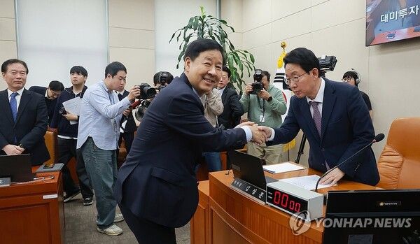 9일 국회에서 열린 대미투자특별법 처리를 위한 특별위원회 제4차 전체회의에서 한미 전략적 투자 관리를 위한 특별법안(대미투자특별법)이 통과된 뒤 위원장인 국민의힘 김상훈 의원과 구윤철 부총리 겸 재정경제부 장관이 인사하고 있다. 왼쪽은 여당 간사인 더불어민주당 정태호 의원. 2026.3.9 [사진=연합뉴스]