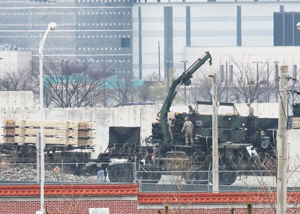 &nbsp;경기도 오산 미&nbsp;공군기지에서 식별됐던 미군 대형 수송기들이 최근 줄줄이 한국을 떠난 것으로 파악되면서 주한미군의 방공자산이 중동으로 차출됐을 수 있다는 관측이 나오고 있다.&nbsp;사진은 8일 경기도 평택시 주한미공군 오산기지에 C-5 수송기가 대기하고 있는 모습. [사진=연합뉴스]