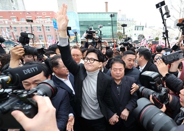 한동훈&nbsp;국민의힘 전 대표가 지난달 27일 오후&nbsp;대구&nbsp;서문시장을 찾은 자리에서 지지자들에게 인사하고 있다. [사진=연합뉴스]