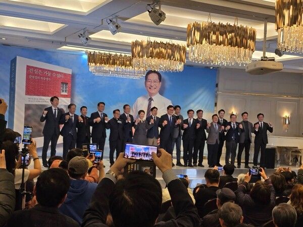 송영길 전 더불어민주당 대표가 3일 인천 계양구 카리스호텔에서 본인의 저서 '진실은 가둘 수 없다' 출판기념회를 열고 1000여명이 넘는 지지자가 운집한 가운데 재보궐선거를 앞두고 세를 과시했다.송영길 전 더불어민주당 대표의 '진실은 가둘 수 없다' 출판기념회에는 박찬대, 김교흥, 정일영, 허종식, 박선원, 이훈기, 유동수, 맹성규, 모경종, 이용우, 이언주, 최혁재, 부승찬, 민병덕, 전용기, 박정, 한준호 등 현역 국회의원과 박남춘 전 인천시장, 이성만, 윤관석, 허숙정 전 국회의원, 남영희 동구미추홀구을 지역위원장과 조택상 중구강화군옹진군 지역위원장 등이 대거 참석했다. 26.3.3. [사진=송영길 SNS]