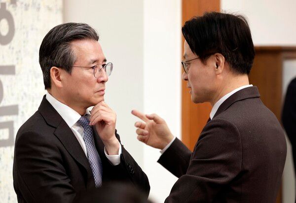 김용범&nbsp;정책실장과 김정관 산업통상부 장관이 24일 청와대에서 열린 국무회의에서 대화하고 있다. [사진=연합뉴스]