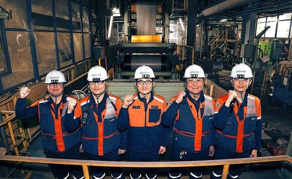 포항제철소 '예지정비' 중심 설비관리 기술 개발에 힘쓴 직원들 / 사진=포스코