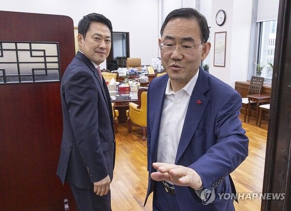 국민의힘&nbsp;장동혁&nbsp;대표(왼쪽)가 31일 국회 본회의 도중 6ㆍ3 지방선거 대구시장 선거 후보에서 탈락해 법원에 효력정지 가처분을 신청한&nbsp;주호영&nbsp;국회 부의장을 만나기 위해 주 부의장의 집무실로 들어서고 있다. [사진=연합뉴스]