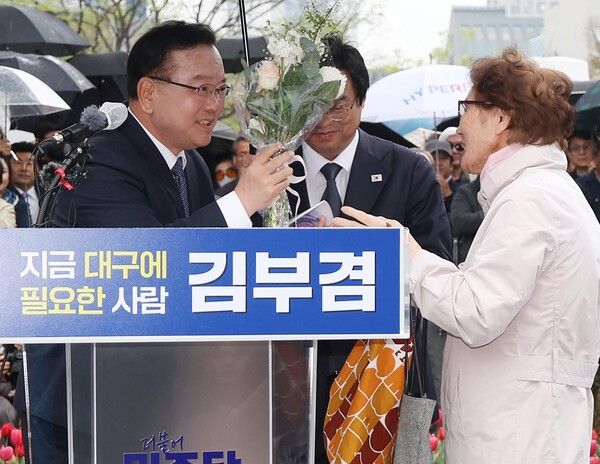 &nbsp;더불어민주당 소속&nbsp;김부겸&nbsp;전 국무총리가 30일 오후 대구 중구 동성로 2·28기념중앙공원에서 대구시장 선거 출마를 밝히던 중 한 시민으로부터 꽃다발을 받고 있다. [사진=연합뉴스]