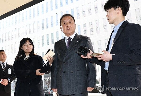 김영환&nbsp;충북도지사가 26.03.23 서울 양천구 서울남부지방법원에서 자신을 6·3 지방선거 공천에서 배제(컷오프)한 국민의힘 공천관리위원회 결정 효력을 정지해 달라며 낸 가처분 신청 심문에 출석하기 위해 법정으로 향하며, 취재진 질문에 답하고 있다. [사진=연합뉴스]