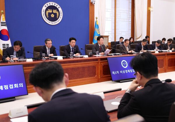 이재명&nbsp;대통령이 1일 청와대에서 비상경제점검회의를 주재하고 있다. [사진=연합뉴스]