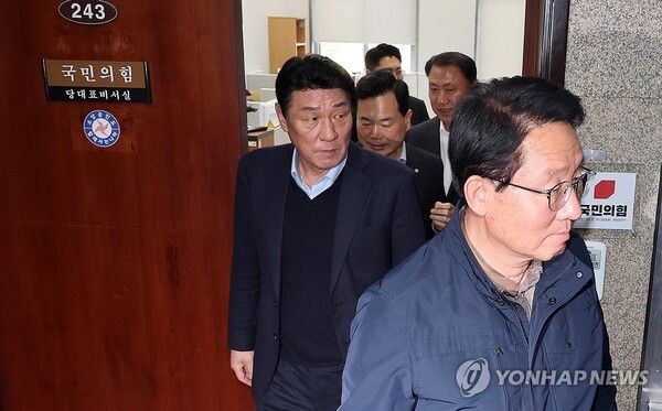 국민의힘 대구시당 소속&nbsp;김상훈, 강대식, 김승수 의원 등이 18일 국회 당 대표실에서 장동혁 대표를 면담한 뒤 나오고 있다. 2026.3.18 [사진=연합뉴스]