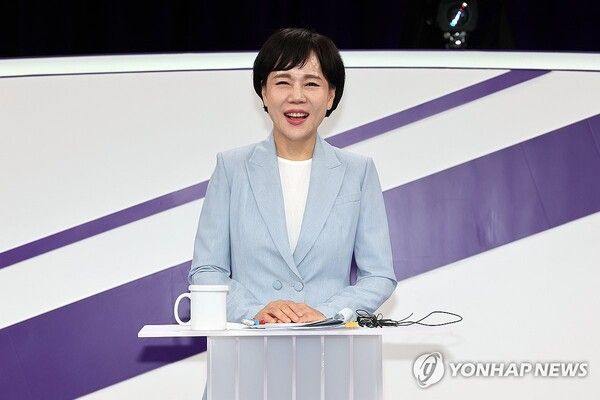 더불어민주당 전현희 서울시장 예비후보가 31일 서울 마포구 상암동 MBC 신사옥에서 열린 더불어민주당 서울시장 후보자 본경선 합동토론회에서 토론 준비를 하고 있다. 2026.3.31 [국회사진기자단]