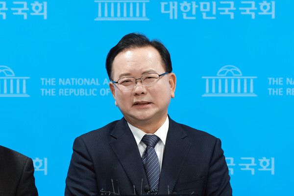 민주당 대구시장 후보로 출사표를 던진 김부겸 전 국무총리는 31일 오후 라디오에 출연해 정부 투자 지원에 따른 지역 경제 활성화를 위해 대구·경북 통합을 서둘러야 한다고 강조했다. [사진=연합뉴스]