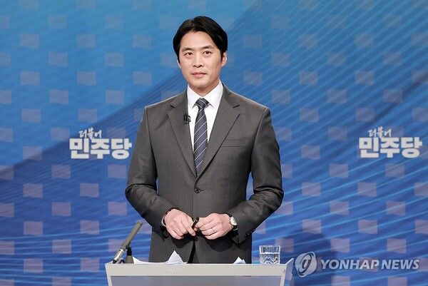 더불어민주당 한준호 경기도지사 경선후보가 1일 서울 양천구 SBS 목동 스튜디오에서 열린 더불어민주당 경기도지사 후보자 2차 TV 합동토론회에 참석해 시작을 기다리고 있다. 2026.4.1 [사진=연합뉴스]