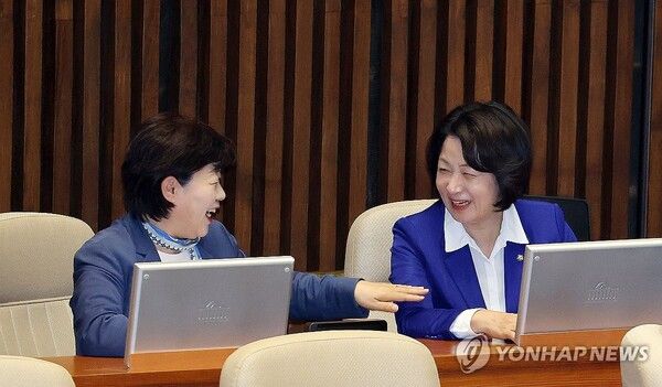 더불어민주당 서영교, 추미애 의원이 31일 국회에서 열린 3월 임시국회 제3차 본회의에서 대화하고 있다. 2026.3.31 [사진=연합뉴스]