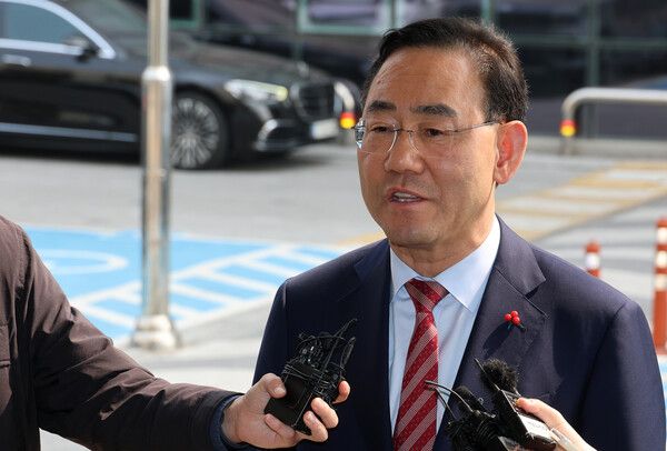 주호영&nbsp;국회부의장이 27일 서울 양천구 서울남부지방법원에서 자신을 6·3 지방선거 공천에서 배제(컷오프)한 국민의힘 공천관리위원회 결정 효력을 정지해 달라며 낸 가처분 신청 심문에 출석하며 취재진 질문에 답하고 있다. [사진=연합뉴스]