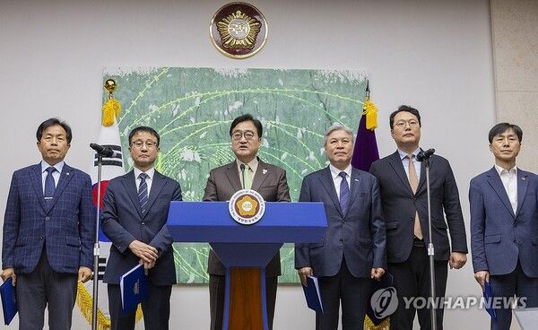 우원식 국회의장과 국회 내 정당 원내대표들이 31일 국회에서 개헌 추진 관련 기자회견을 하고 있다 [사진=연합뉴스]