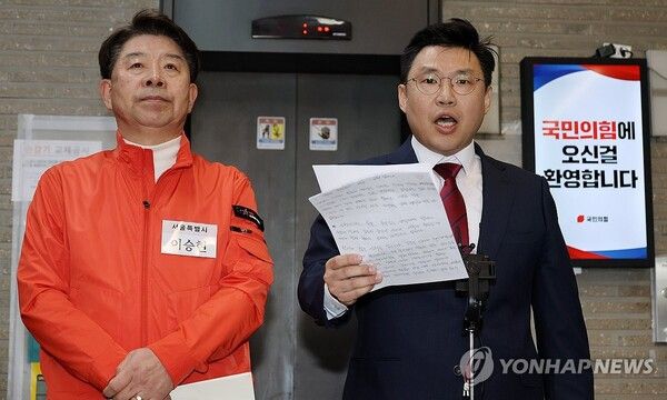 국민의힘 이상규 전 성북을 당협위원장(오른쪽)과&nbsp;이승현&nbsp;한국무역협회 부회장이 25일 서울 영등포구 여의도 국민의힘 중앙당사에서 6·3 지방선거 서울시장 경선 공천 배제(컷오프)와 관련해 입장을 밝히고 있다. 2026.3.25 [사진=연합뉴스]