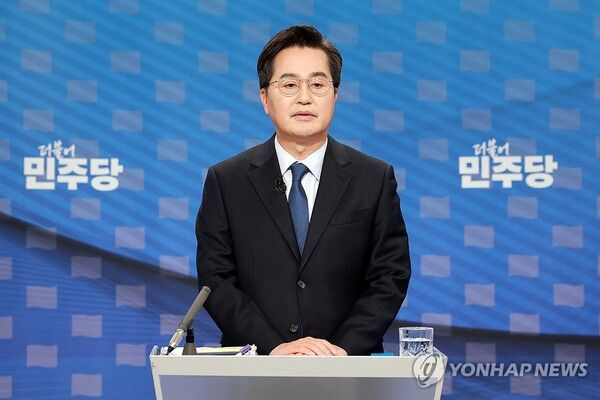 더불어민주당 김동연 경기도지사 경선후보가 1일 서울 양천구 SBS 목동 스튜디오에서 열린 더불어민주당 경기도지사 후보자 2차 TV 합동토론회에 참석해 시작을 기다리고 있다. 2026.4.1 [사진=연합뉴스]