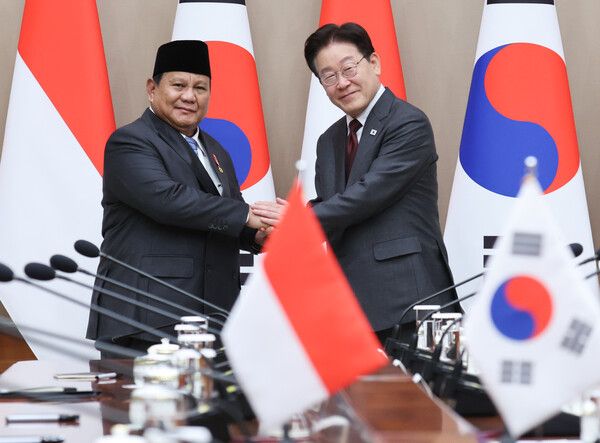 이재명&nbsp;대통령과 프라보워 수비안토 인도네시아 대통령이 1일 청와대에서 확대 정상회담에 앞서 악수하고 있다. [사진=연합뉴스]&nbsp;