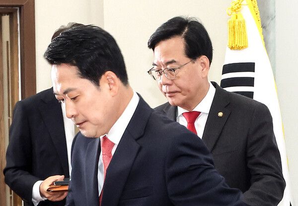 &nbsp;국민의힘&nbsp;장동혁&nbsp;대표(왼쪽)와 송언석 원내대표가 9일 국회에서 열린 최고위원회의에 입장하고 있다. [사진=연합뉴스]