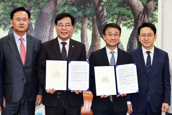 더불어민주당 한병도 원내대표와 국민의힘 송언석 원내대표가 10일 국회에서 2026년도 제1회 추가경정예산안 합의문에 서명한 뒤 기념사진을 찍고 있다. 왼쪽부터 국민의힘 유상범 원내운영수석부대표, 송 원내대표, 더불어민주당 한병도 원내대표, 천준호 원내운영수석부대표. [사진=연합뉴스]