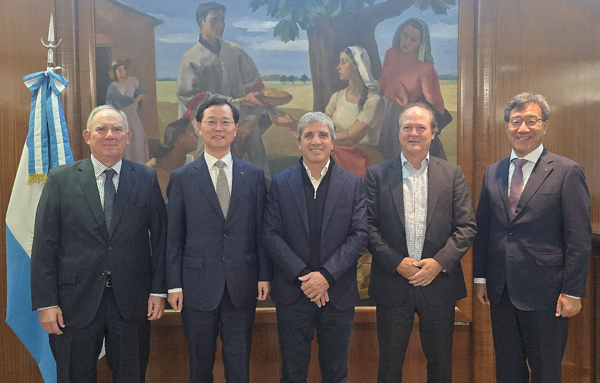 포스코홀딩스가 현지시간 7일 아르헨티나 부에노스아이레스에서 루이스 카푸토(Luis Caputo) 연방 경제부 장관과 면담을 갖고 현지 리튬 사업 협력 방안을 논의했다. (사진 왼쪽부터) 루이스 루쎄로(Luis Lucero) 연방 경제부 광업차관, 이주태 포스코홀딩스 대표이사 사장, 루이스 카푸토 연방 경제부 장관, 다니엘 곤살레스(Daniel González) 연방경제부 선임차관(RIGI 위원장), 박현 포스코아르헨티나 법인장. / 사진=포스코