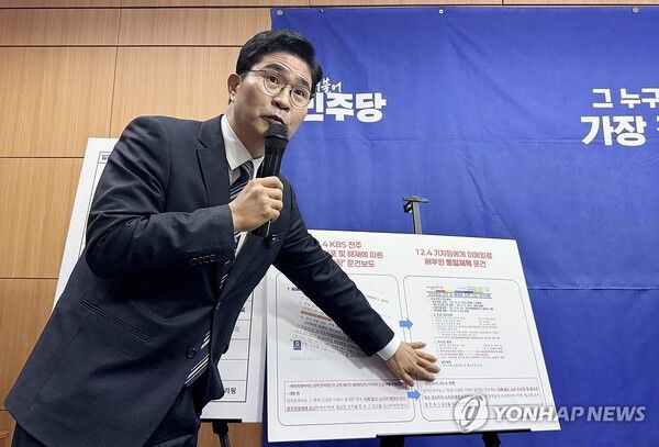 전북도지사 선거에 출마하는 더불어민주당 이원택 의원이 4일 전북특별자치도의회에서 기자회견을 하고 있다. 2026.3.4 [사진=연합뉴스]