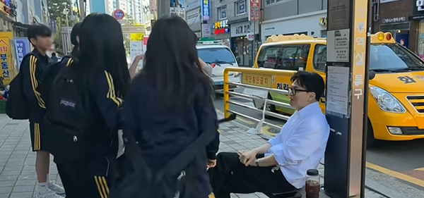 한동훈 전 국민의힘 대표가 8일 부산을 찾아 백양중학교 학생들과 얘기를 나누고 있다. [사진=한동훈 전 국민의힘 대표 유튜브 갈무리]