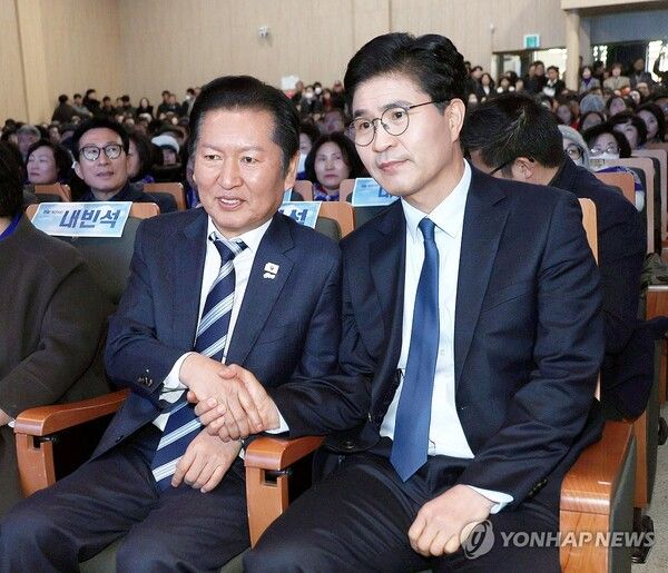 정청래 더불어민주당 대표가 7일 전주시 전주대학교에서 이원택 전북특별자치도 도지사 출마자와악수하고 있다. 2026.2.7 [사진=연합뉴스]