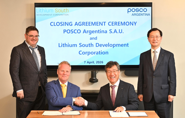 포스코홀딩스가 현지시간 7일 아르헨티나 부에노스아이레스에서 리튬 사우스(Lithium South, LIS)사와 '옴브레 무에르토 노스' 염호 광권 인수 계약을 마무리했다. (사진 왼쪽부터) 크리스토퍼 체리(Christopher P. Cherry) 리튬 사우스 CFO, 에이드리안 홉커크(Adrian Hobkirk) 리튬 사우스 CEO, 박현 포스코아르헨티나 법인장, 이주태 포스코홀딩스 대표이사 사장. / 사진=포스코