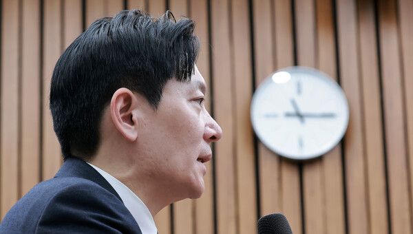 쌍방울 대북송금 사건을 수사했던&nbsp;박상용&nbsp;검사가 7일 국회에서 윤석열 정권 정치검찰 조작기소 의혹 사건 진상규명 국정조사특별위원회 국민의힘 의원들이 연 '민주당의 공소취소·재판조작 진상규명 청문회'에 참석해 의원 질의에 답하고 있다.[사진=연합뉴스]