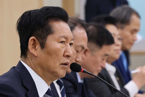 더불어민주당&nbsp;정청래&nbsp;대표가 10일 전남 담양농협 본점에서 열린 현장 최고위원회의에서 발언하고 있다. [사진=연합뉴스]