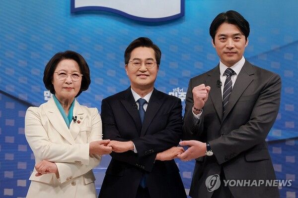 추미애 경기도지사 후보가 확정된 가운데, 지난 1일 (왼쪽부터) 추미애·김동연·한준호 후보가 서울 양천구 SBS 목동 스튜디오에서 열린 TV 합동토론회에 참석해 기념 촬영하고 있다. [사진=연합뉴스]