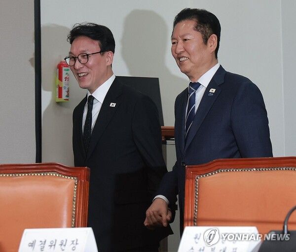 김민석 국무총리와 더불어민주당 정청래 대표가 22일 국회에서 열린 고위당정협의회에 손을 잡은 채 참석하고 있다. 2026.3.22 [사진=연합뉴스]