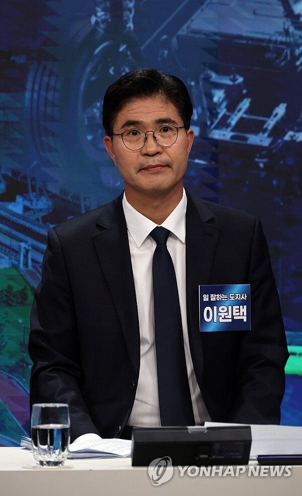 더불어민주당 이원택 전북특별자치도지사 출마예정자가 6일 전주MBC 스튜디오에서 본경선 후보자 합동토론회 준비를 하고 있다. 2026.4.6 [사진=연합뉴스]