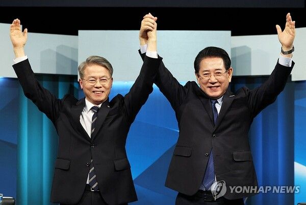 더불어민주당 민형배(왼쪽)ㆍ김영록 전남광주통합특별시장 경선 후보가 9일 광주 남구 월산동 광주MBC 스튜디오에서 열린 본경선 토론회에 참석해 기념 촬영하고 있다. 2026.4.9 [사진=연합뉴스]