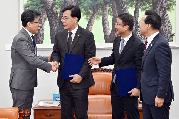 더불어민주당 한병도 원내대표와 국민의힘 송언석 원내대표가 10일 국회에서 2026년도 제1회 추가경정예산안 합의문에 서명한 뒤 진성준 예결위원장과 악수하고 있다. 왼쪽부터 진성준 예결위원장, 국민의힘 송언석 원내대표, 더불어민주당 한병도 원내대표, 박홍근 기획예산처 장관. [사진=연합뉴스]
